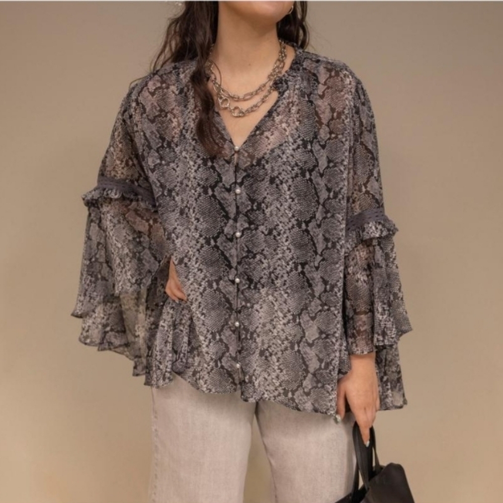 NEW!!! Womens Blouse With Bell Sleeves And Pearl Buttons,Sz 1X - Picture 2 of 10